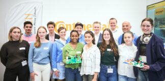 Schüler:innen aus dem Projekt „Bessermacher:in“, das Team von Nachwuchskraft sowie Alexander Skubowius, Fachbereichsleiter Wirtschafts- und Beschäftigungsförderung der Region Hannover, und Hanno Gieseke, Ausbildungsleiter Deutschland Continental AG.