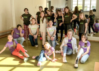 Bühne frei für Girls, Girls, Girls Die Tanzgruppe one two step bei der Probe.