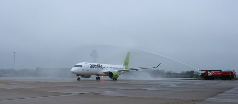 Die erste Maschine der airBaltic wurde mit einer Taufe der Flughafenfeuerwehr begrüßt.