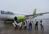 Martin Altemöller und die Crew des Fluges BT 257 vor dem Flugzeug.
