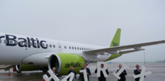 Martin Altemöller und die Crew des Fluges BT 257 vor dem Flugzeug.