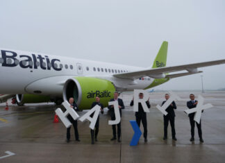 Hannover Airport: Mit airBaltic direkt nach Riga Martin Altemöller und die Crew des Fluges BT 257 vor dem Flugzeug.