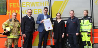 Stefan Klösel (Einsatzkraft), Christoph Bahlmann (Chef der Feuerwehr Hannover), Dr Axel von Ohe (Erster Stadtrat und Feuerwehrdezernent), Gina- Mari Nowak (Leitung der Ansprechstelle für Demokratiestärkung und gegen Rechtsextremismus), Mario Kraatz (Vorsitzender des örtlichen Personalrates), Wibke Henke-Kreie (Einsatzkraft).