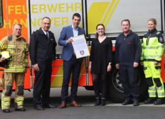 Ansprechstelle für Demokratiestärkung und gegen Rechtsextremismus im Fachbereich Feuerwehr Stefan Klösel (Einsatzkraft), Christoph Bahlmann (Chef der Feuerwehr Hannover), Dr Axel von Ohe (Erster Stadtrat und Feuerwehrdezernent), Gina- Mari Nowak (Leitung der Ansprechstelle für Demokratiestärkung und gegen Rechtsextremismus), Mario Kraatz (Vorsitzender des örtlichen Personalrates), Wibke Henke-Kreie (Einsatzkraft).