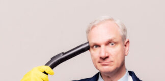 Hans Gerzlich mit seinem Programm „Das bisschen Haushalt ist doch kein Problem - dachte ich“ im daunstärs.