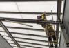 Feuerwehr Kaltenweide sichert Leuchtstofflampe in luftiger Höhe
