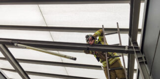 Feuerwehr Kaltenweide sichert Leuchtstofflampe in luftiger Höhe