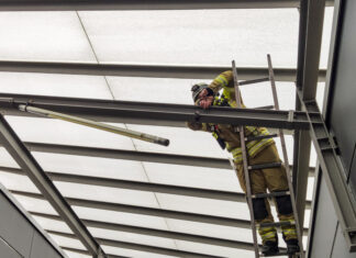 Kaltenweide: Lose Leuchtstofflampe droht runter zu fallen Feuerwehr Kaltenweide sichert Leuchtstofflampe in luftiger Höhe