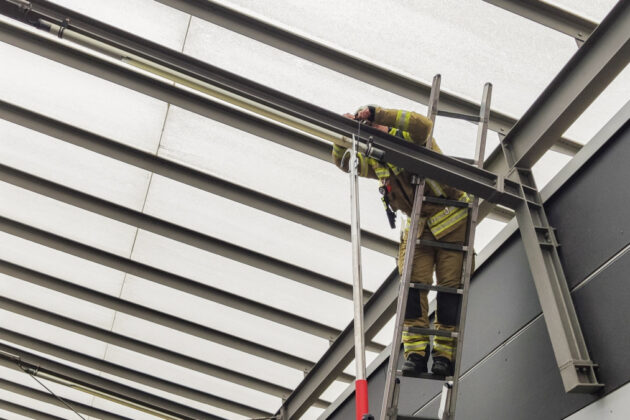 Feuerwehr Kaltenweide sichert Leuchtstofflampe in luftiger Höhe