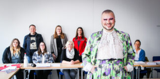 Influencerin DieLudi mit Pflegeanleiternden in der Johanniter-Akademie.