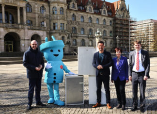 Tschüss Stromfresser – alte Geräte tauschen, Geld und Energie sparen „Jeder Euro zählt“ – Region und Stadt bezuschussen jetzt noch stärker den Umtausch alter Geräte: Hannovers Oberbürgermeister Belit Onay (v.l.n.r.), Regionspräsident Steffen Krach, Anja Kreikemeyer von der Klimaschutzagentur Region Hannover und Gordon Braun, Vorstand der AWO Region Hannover, bei der Vorstellung des Stromspar-Checks.