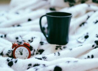 VHS Langenhagen: „Die Organuhr – Leben im Rhythmus der Zeit“ Uhr und Tasse auf Decke