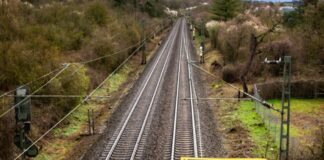 Bahnschienen - Hochvolt - Stromschlag - Lebensgefahr