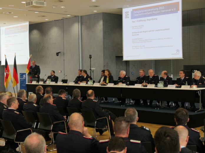 Delegiertenversammlung im großen Sitzungssaal des Haus der Region Hannover
