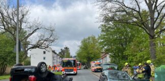 PKW überschlägt sich nach Verkehrsunfall in Hannover-Mittelfeld.