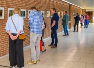 MHH KunstGang eindrucksvoll wiederbelebt Eröffnung Foto-Ausstellung Mit 66 Jahren zur Wiedereröffnung des MHH KunstGangs