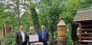 Stärker vom Aussterben bedroht als die Honigbiene sind viele Wildbienenarten. Der Bienengarten im Zoo Leipzig klärt Besucherinnen und Besucher darüber auf. Dort unterzeichnen Jörg-Andreas Krüger, Präsident des Naturschutzbunds Deutschland (NABU) und Prof. Dr. Jörg Junhold, Präsident des Verbands der Zoologischen Gärten (VdZ) und Direktor des Zoo Leipzig, mit Volker Homes, Geschäftsführer des VdZ, die Vereinbarung für eine engere Zusammenarbeit.
