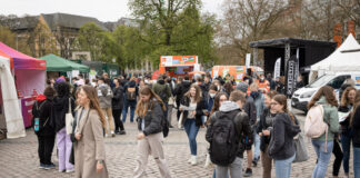 In 2022 besuchten rund 1000 Schüler:innen die Ausstellung auf dem Opernplatz und spannende Workshops.