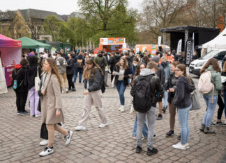 SMART-CITY-DAYS 2023: JUGENDLICHE ERLEBEN DIE ZUKUNFT DER STADT In 2022 besuchten rund 1000 Schüler:innen die Ausstellung auf dem Opernplatz und spannende Workshops.