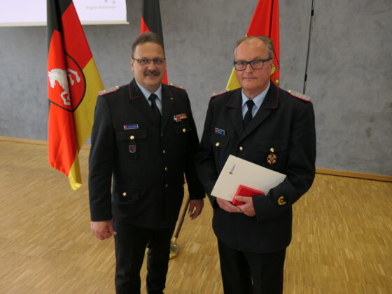 Deutsches Feuerwehrehrenkreuz in Gold LFV-Präsident Olaf Kapke und Karl-Heinz Mensing (von links nach rechts)