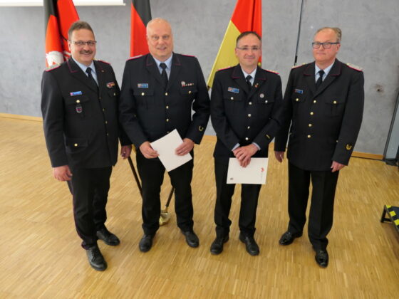 Ehrennadel des Landesfeuerwehrverbandes Niedersachsen in Silber Olaf Kapke, Volker Kluth, Benjamin Moß und Karl-Heinz Mensing (von links nach rechts)