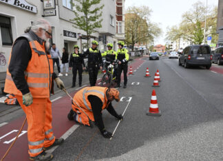 Permanente Fahrbahnmarkierungen für leichtere Abstandskontrollen Auf der Wedekindstraße werden permanente Markierungen/Messpunkte für die Abstandskontrolle angebracht.