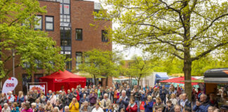 Das Geburtstagsfest der Sparkasse Hannover lockte zahlreiche Gäste in den Innenhof des Langenhagener Rathauses.