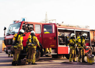 Feuerwehr löscht Feuer in Werkstatt und rettet mehrere Personen Einsatzübung Langenhagener Feuerwehren
