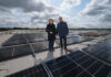 (v.l.n.r.): enercity-CEO Dr. Susanna Zapreva und Georg Ebeling, Geschäftsführer des gleichnamigen Logistikunternehmens präsentieren die neue PV-Anlage.