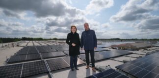 (v.l.n.r.): enercity-CEO Dr. Susanna Zapreva und Georg Ebeling, Geschäftsführer des gleichnamigen Logistikunternehmens präsentieren die neue PV-Anlage.