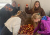 Mia Sophie Heine und Pia Wollenweber von der IGS Langenhagen freuen sich über die gespendeten Äpfel aus dem Alten Land zur fleischlosen Woche.