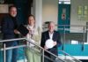 CDO René Glembotzky, 1. Stadträtin Eva Bender und Bürgermeister Mirko Heuer mit W-LAN-Antenne und iPad