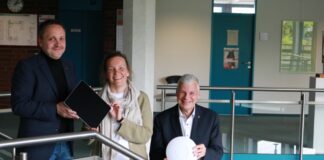 CDO René Glembotzky, 1. Stadträtin Eva Bender und Bürgermeister Mirko Heuer mit W-LAN-Antenne und iPad