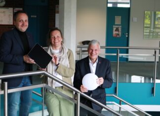 Förderpakete „Digitalpakt Schule“ und „Anlage Administration“ in voller Höhe ausgeschöpft CDO René Glembotzky, 1. Stadträtin Eva Bender und Bürgermeister Mirko Heuer mit W-LAN-Antenne und iPad