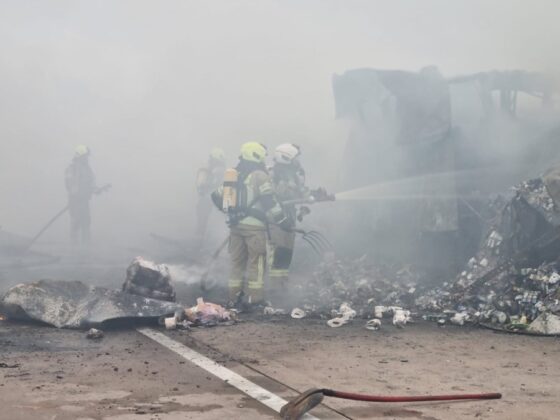 Ein mit Lebensmitteln und Supermarktwaren beladener LKW geriet am frühen Dienstagmorgen auf der A7 bei Mellendorf in Brand.
