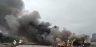 Ein mit Lebensmitteln und Supermarktwaren beladener LKW geriet am frühen Dienstagmorgen auf der A7 bei Mellendorf in Brand.