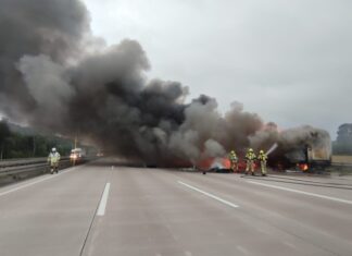 LKW-Brand auf der A7 bei Mellendorf Ein mit Lebensmitteln und Supermarktwaren beladener LKW geriet am frühen Dienstagmorgen auf der A7 bei Mellendorf in Brand.