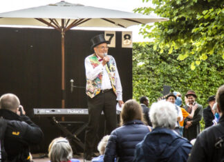 Kleines Fest im Großen Garten 2023: größer und bunter denn je Im 38. Sommer steht das international renommierte Festival „Kleines Fest im Großen Garten“ zum letzten Mal unter der Ägide von Harald Böhlmann, dem „Mann mit dem Zylinder“.