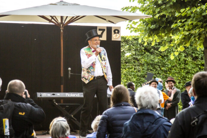 Im 38. Sommer steht das international renommierte Festival „Kleines Fest im Großen Garten“ zum letzten Mal unter der Ägide von Harald Böhlmann, dem „Mann mit dem Zylinder“.