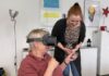 Die Ehrenamtliche Marianne Eckstein (links) lässt sich von Koordinatorin Anika Jagodzinski die VR-Brille erklären.