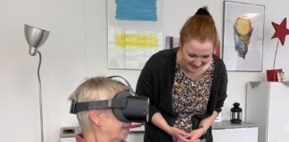 Die Ehrenamtliche Marianne Eckstein (links) lässt sich von Koordinatorin Anika Jagodzinski die VR-Brille erklären.