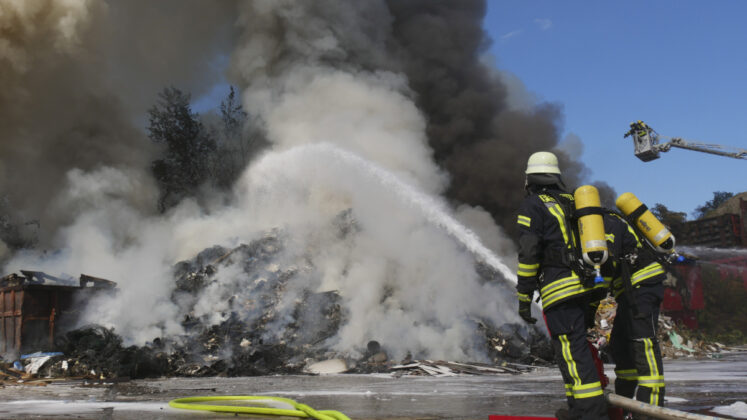 Feuer auf Entsorgungsbetrieb in Altencelle.