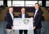 Eike Korsen, Jürgen Wache und Sven-Sören Christophersen (von links) präsentieren die neue RECKEN-giracard der Hannoverschen Volksbank