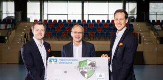 Eike Korsen, Jürgen Wache und Sven-Sören Christophersen (von links) präsentieren die neue RECKEN-giracard der Hannoverschen Volksbank