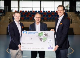 Jetzt neu: Die RECKEN-girocard Eike Korsen, Jürgen Wache und Sven-Sören Christophersen (von links) präsentieren die neue RECKEN-giracard der Hannoverschen Volksbank