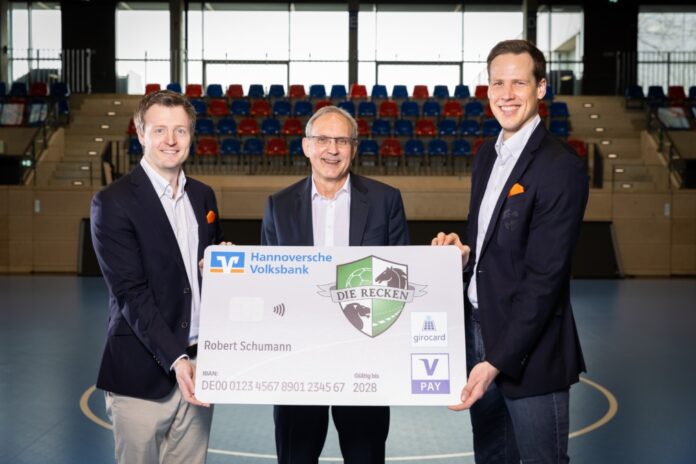 Eike Korsen, Jürgen Wache und Sven-Sören Christophersen (von links) präsentieren die neue RECKEN-giracard der Hannoverschen Volksbank