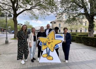 „MIT SOZIOVATION ZUR INNOVATION“ v.l.n.r. Berit Lüdecke (Region Hannover), Vanessa Thielemann (BrALI CoWorkation Retreats), Astrid Nienaber (kreHtiv Netzwerk Hannover e. V.), Wirtschaftsdezernent der Region Hannover Ulf-Birger Franz, Mehimede Hempel-Tchonda (TogoColor) & Ute Friese (Aktion Kindertraum)
