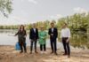 Haben den Startschuss zur Badesaison gegeben: Hygieneinspektorin Britta Hoffmann (v. l.), NLGA-Präsident Dr. Fabian Feil, Marlene Graf, Leiterin des Gesundheitsamtes der Region Hannover, Regionspräsident Steffen Krach und Isernhagens Bürgermeister Tim Mithöfer.