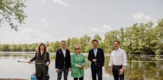 Haben den Startschuss zur Badesaison gegeben: Hygieneinspektorin Britta Hoffmann (v. l.), NLGA-Präsident Dr. Fabian Feil, Marlene Graf, Leiterin des Gesundheitsamtes der Region Hannover, Regionspräsident Steffen Krach und Isernhagens Bürgermeister Tim Mithöfer.