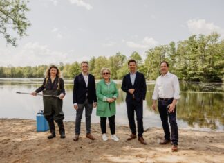 Gute Wasserqualität zum Start in die Badesaison Haben den Startschuss zur Badesaison gegeben: Hygieneinspektorin Britta Hoffmann (v. l.), NLGA-Präsident Dr. Fabian Feil, Marlene Graf, Leiterin des Gesundheitsamtes der Region Hannover, Regionspräsident Steffen Krach und Isernhagens Bürgermeister Tim Mithöfer.